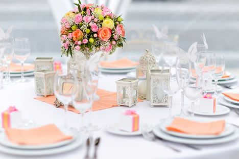 Tischdekoration ~ Dekoration der Tische auf der Feier ~ Deko Ideen und Gestaltung von Party und Hochzeitstag
